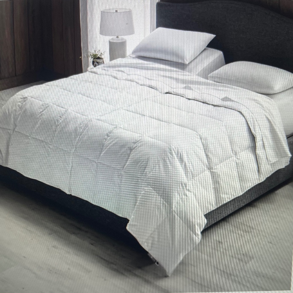 Sleep Number white comforter with 2 warmth levels